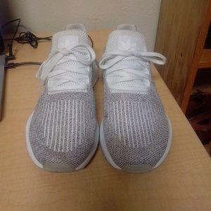 ADIDAS “SWIFT RUN”